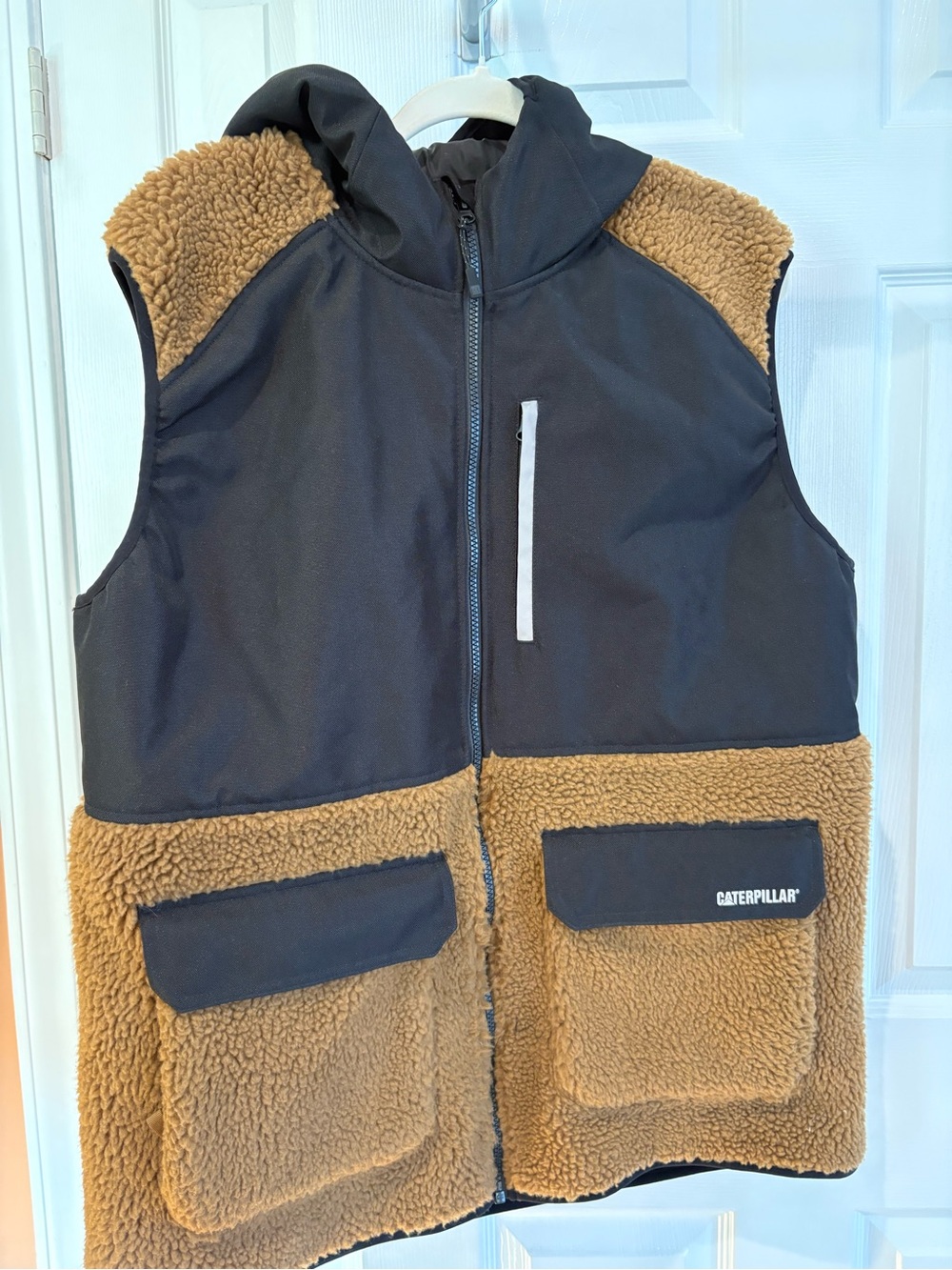 Caterpillar Black and Brown Sherpa-Lined Menβs Vest